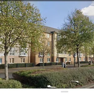 Spacious 3-bedroom Ground Floor Flat With Free Parking In Location Apartment