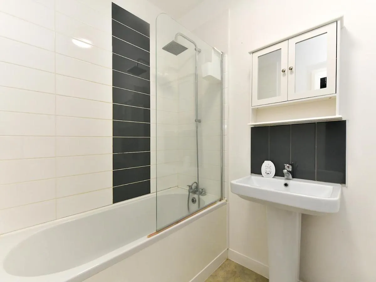 Pass The Keys 2 Bed Flat Close To Bay City Cardiff 0*,